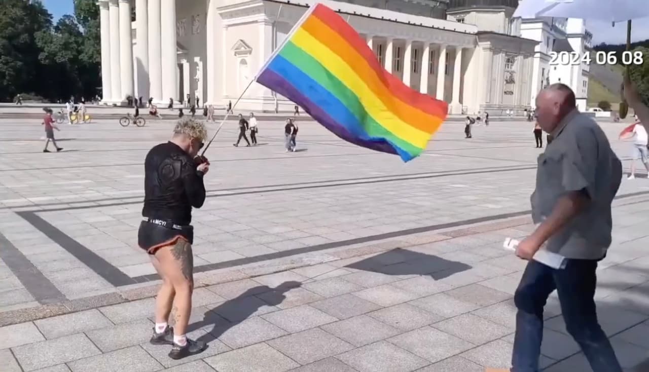Prie tapalyčių šventės dalyvio Katedros aikštėje priekabiavęs vyriškis, gavo smūgį į veidą ir nuvirto
