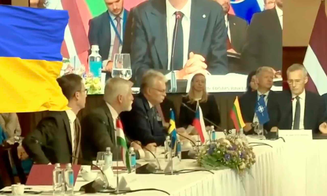 Šis klubas NATO viduje nuo pat pradžių kritikuotas kaip skaldantis Alijanso vienybę