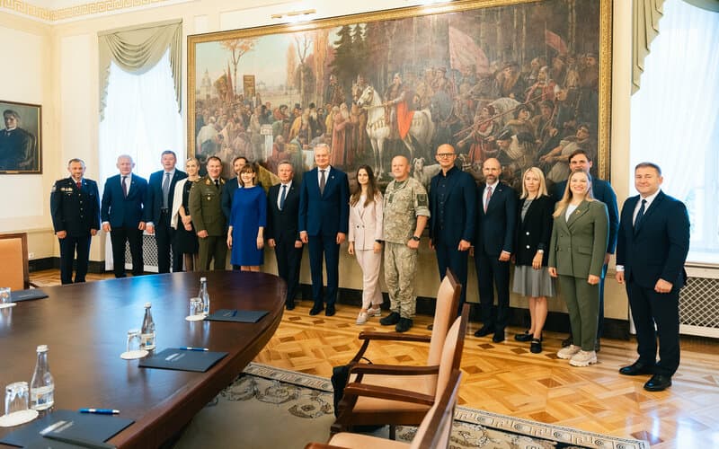 Artėjant karui Nausėda demonstruoja aktyvumą, ruošiantis gintis nuo priešo
