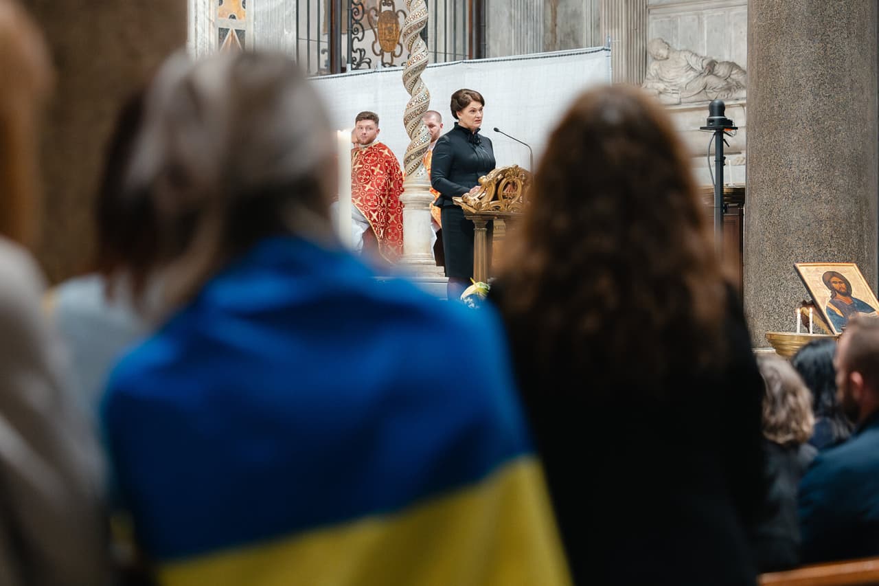 Nausėdienė Romoje meldėsi už Ukrainos laisvę ir žadėjo remti Ukrainą visomis išgalėmis