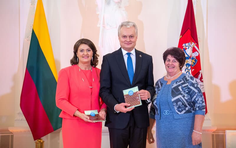 Nausėda: tarsi klijai Jūs laikote visą šalį