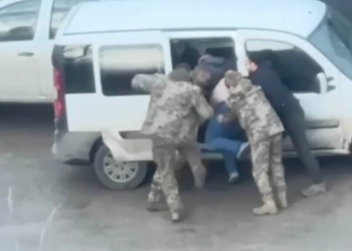 Ukrainoje tęsiamos diskusijos visur kur tik įmanoma, su nesuprantančiais, kad jų pareiga būti fronte