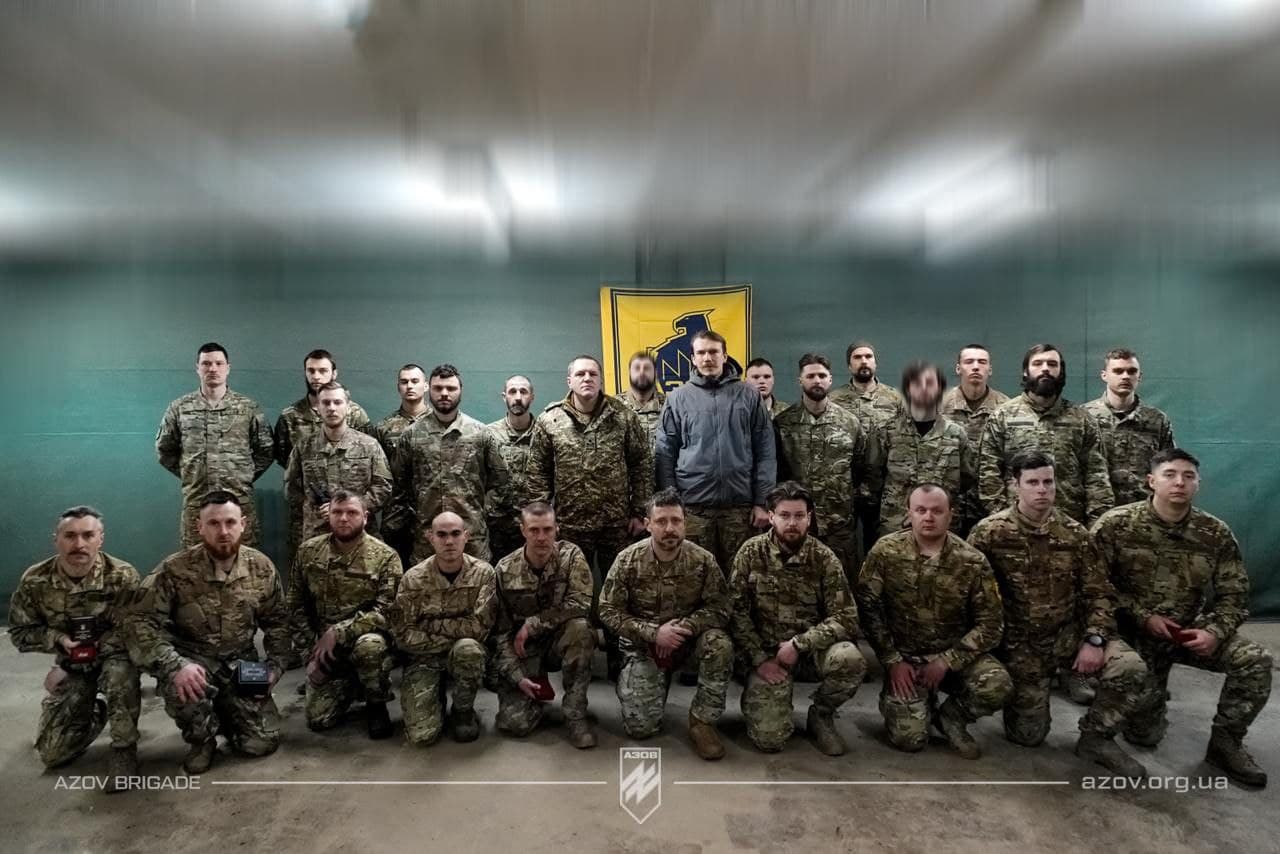 Kadriniai kariškiai nemėgsta „Azovo“ Brigados veikėjų (jie šioje foto) ir kitu panašių grupuočių atstovų.