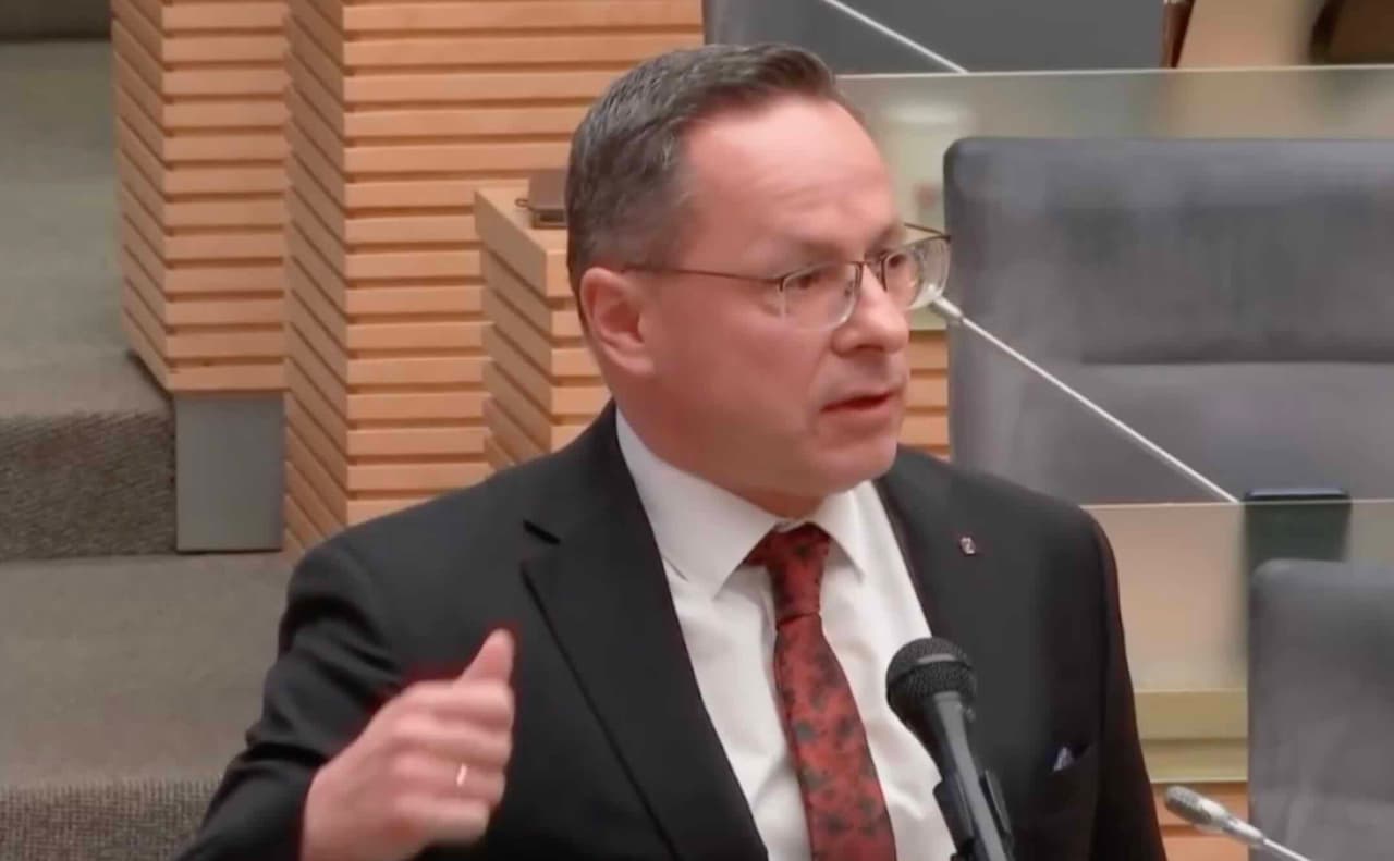 Kaunantis dėl valstybinio propagandinio ruporo finansavimo, Seimo nariai apsikeitė ir komplimentais