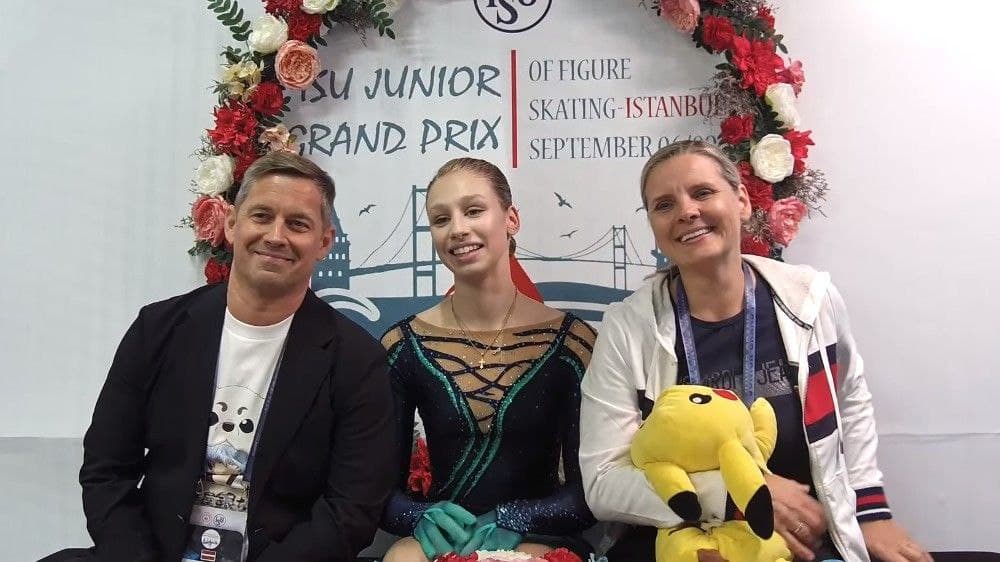 Sofija Stepčenko (centre) su savo buvusiais treneriais Raimo Reinsalu (kairėje) ir Olga Kovaljkova, kuriuos ji apkaltino fiziniu ir emociniu smurtu.