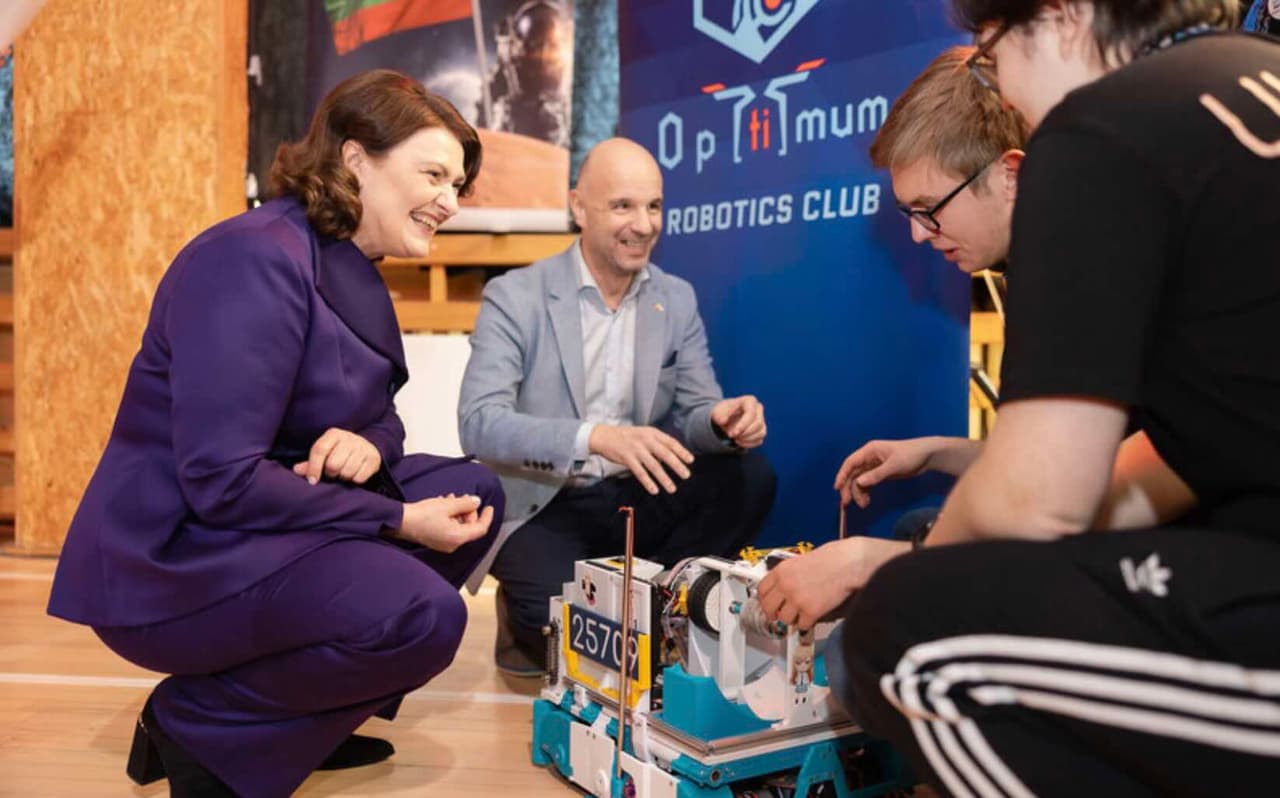 Nausėdienė atidarė nacionalinį „First Tech Challenge Lithuania“ robotikos čempionatą