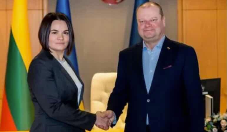 D ešinėje - Saulius Skvernelis. Kairėje - Baltarusijos prezidentė Svetlana Tichanovskaja.