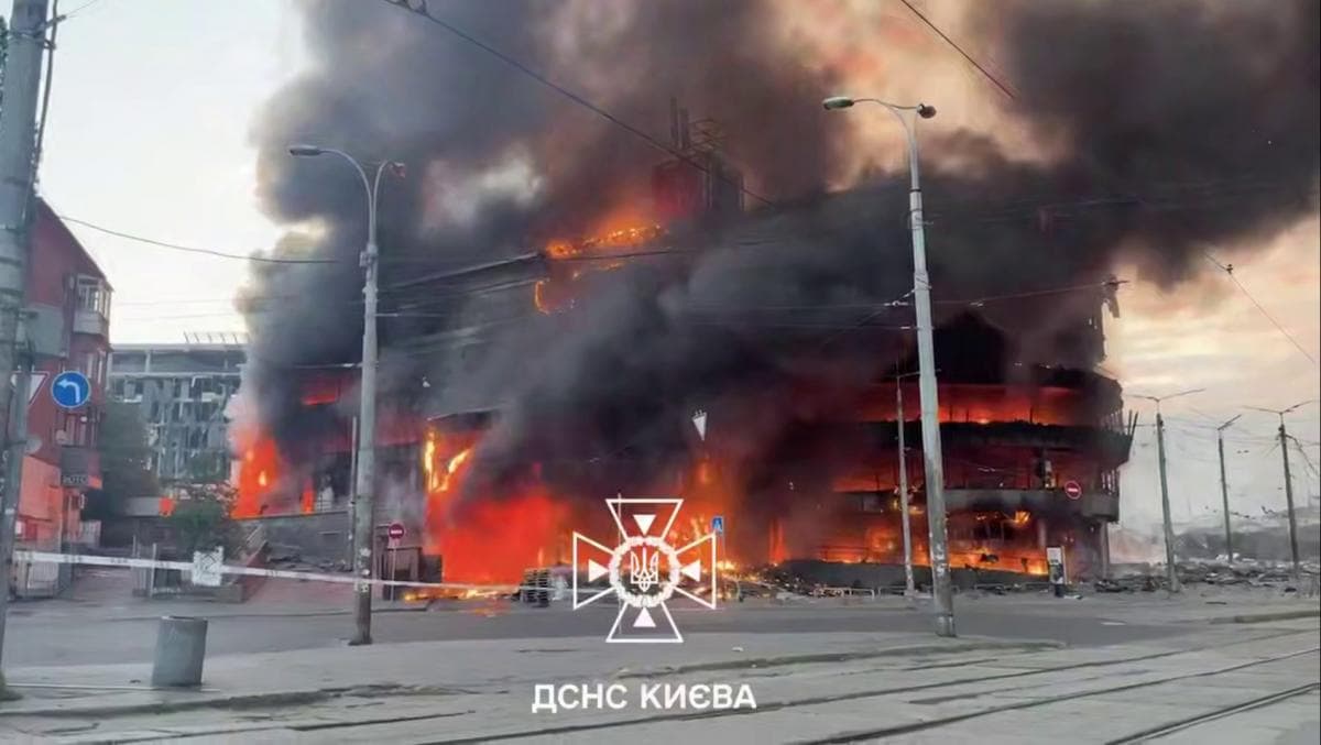 Kijevas po naktinės Rusijos atakos: sudegė prekybos centras, turgus, apgadinta metro stotis