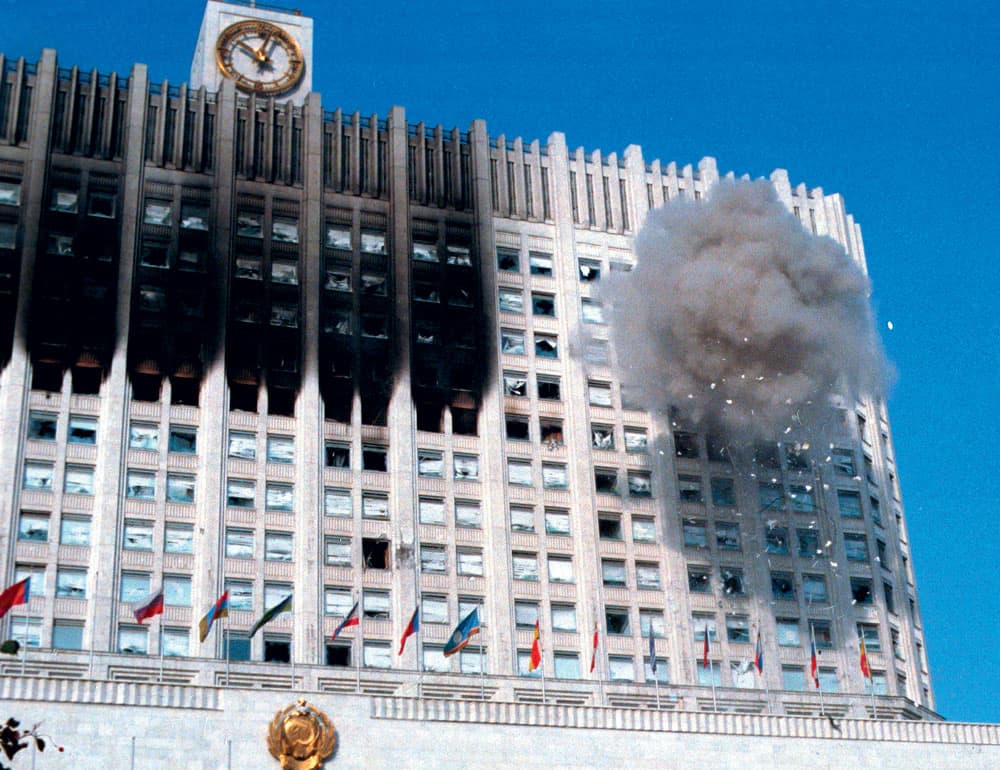 1993 metų spalio 4 dieną tankų apšaudomas Rusijos parlamentas
