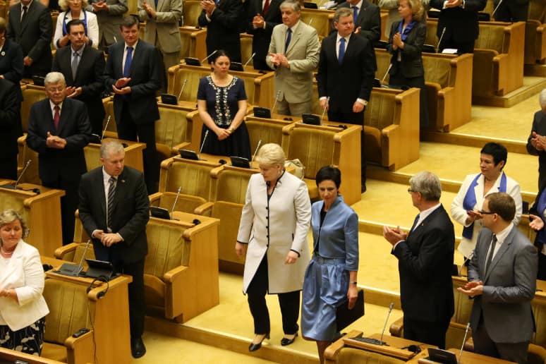 Seimo salėje prezidentę Dalią Grybauskaitę su jos naujais apdarais beveik visi esantys palydėjo plojimais ir ovacijomis. Nuotr. Eltos
