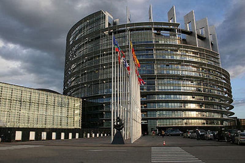 Europos Parlamentas smerkia galimą JAV šnipinėjimą ir ragina apsaugoti informatorius