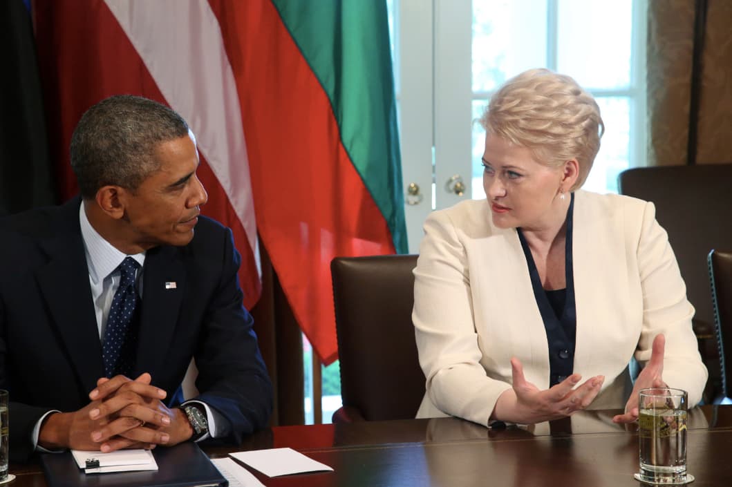 JAV prezidentas Barakas Obama įdėmiai klausosi 2013 m. politikos „Oskaro“ laimėtojos, Lietuvos prezidentės Dalios Grybauskaitės, neseniai įvykusio susitikimo metu Vašingtone. Nuotr. prezidentas.lt