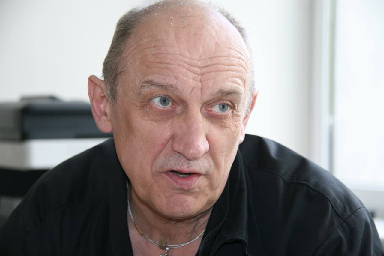 “Žmogus, kuris žino, kad nepataisys pasaulio, bet vis tiek jį taiso, – protingas žmogus“, - į susitikimą Šiauliuose susirinkusiai auditorijai sakė aktorius V. Masalskis. Ši ir kitos nuotraukos - Vadimo Bubkos