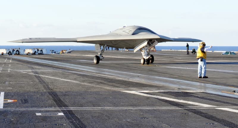 Lėktuvas X-47B sėkmingai nutūpė ant lėktuvnešio
