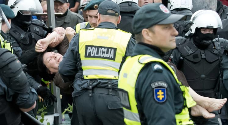 Teisingumo vykdymui besipriešinančią L. Kedienę šiaip ne taip sutramdė specialaus policijos padalinio pareigūnai, kurie išnešė moterį iš jos namų į kiemą ir išvežė į artimiausią policijos nuovadą, iš kur ir paleido basą ir nebekeliančią grėsmės