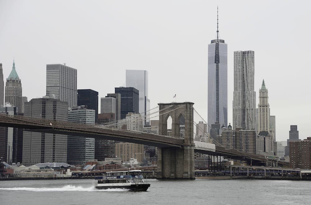 Niujorke atidarytas pirmasis dangoraižis, iškilęs vietoj buvusių bokštų dvynių „One World Trade“ (kairėje). EPA-Eltos nuotr.