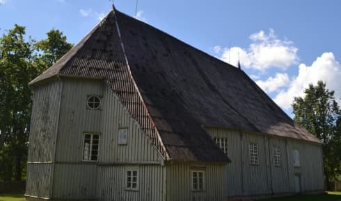 Savitų, apverstą laivą primenančių formų Pikelių Švenčiausiosios Trejybės bažnyčia viduje pribloškia nevaržomu barokišku puošnumu, o septyni mediniai altoriai, kuriuose dera unikali žemaitiška drožyba ir tuomečio europinio lygio meistrų darbai, leidžia ją drąsiai vadinti viena gražiausių medinių Lietuvos (ir ne tik Lietuvos) bažnyčių.