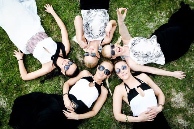 Grupė „Pop Ladies“, į vieną vietą suvienijusi žymiausias Lietuvos daininkes Nataliją Bunkę, Katažiną Nemycko, Oksaną Pikul ir Liepą Mondeikaitę, visai neseniai atnaujino viršelio nuotrauką savo paskyroje FB
