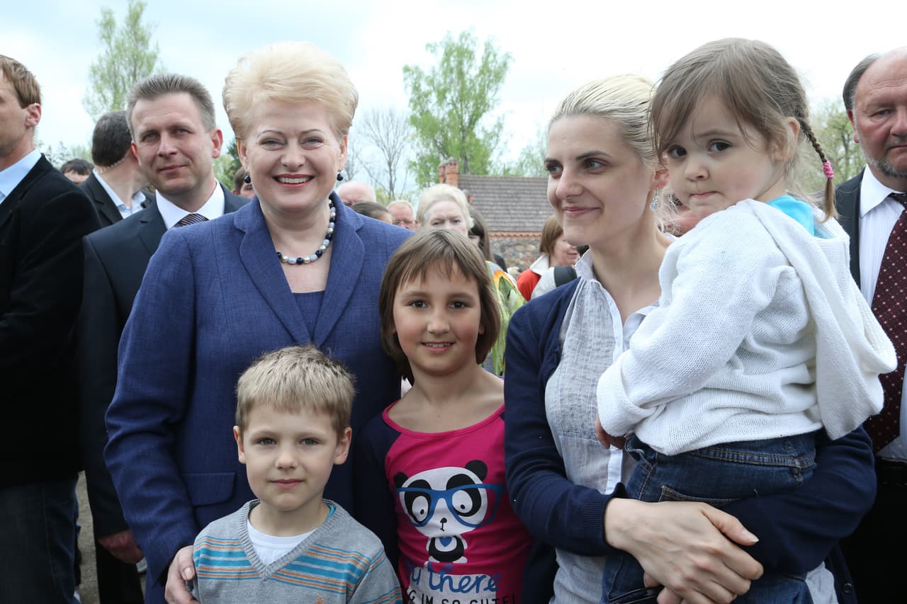 Burbiškio dvare prezidentė pasodino ąžuolą ir išreiškė meilę gėlėms bei vaikams
