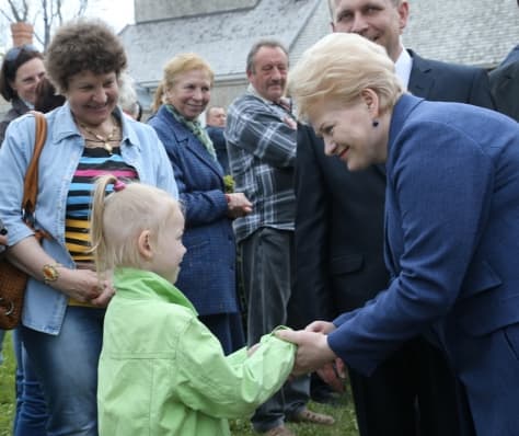 Prezidentė niekada nepraleidžia progos nusipaveiksluoti su vaikais, tuo parodydama didelę meilę mažajai kartai. Nuotr. prezidentas.lt