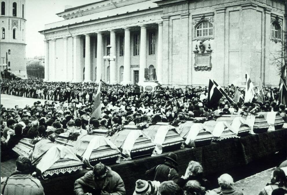 Sausio 13-osios aukų laidotuvių ceremonija Katedros aikštėje, 1991-01-15. Nuotr. wikipedia.org