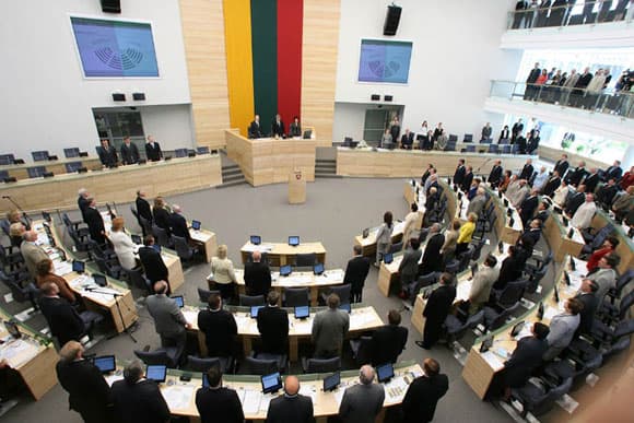 „Siūlymas iš Seimo šalinti politinius perbėgėlius prieštarauja konstituciniams principams“
